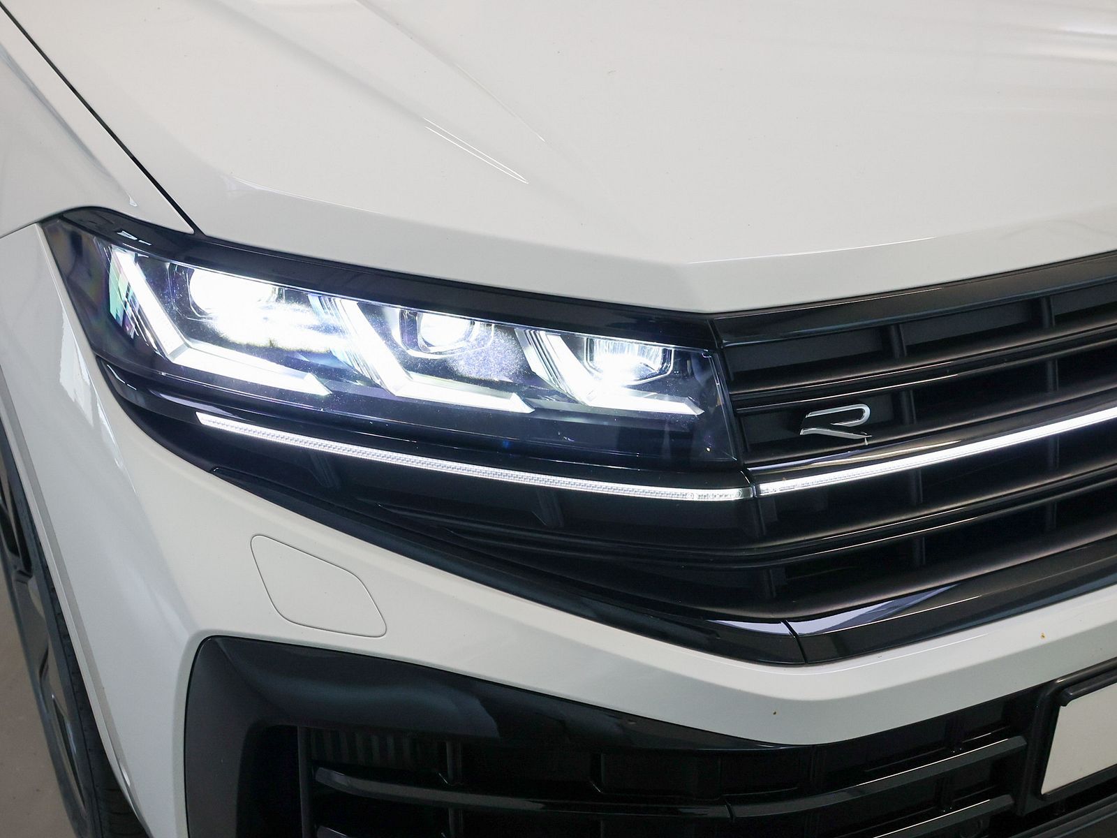Volkswagen Touareg R 3.0 TSI R Plug-In - Samsaru's Car Outlet