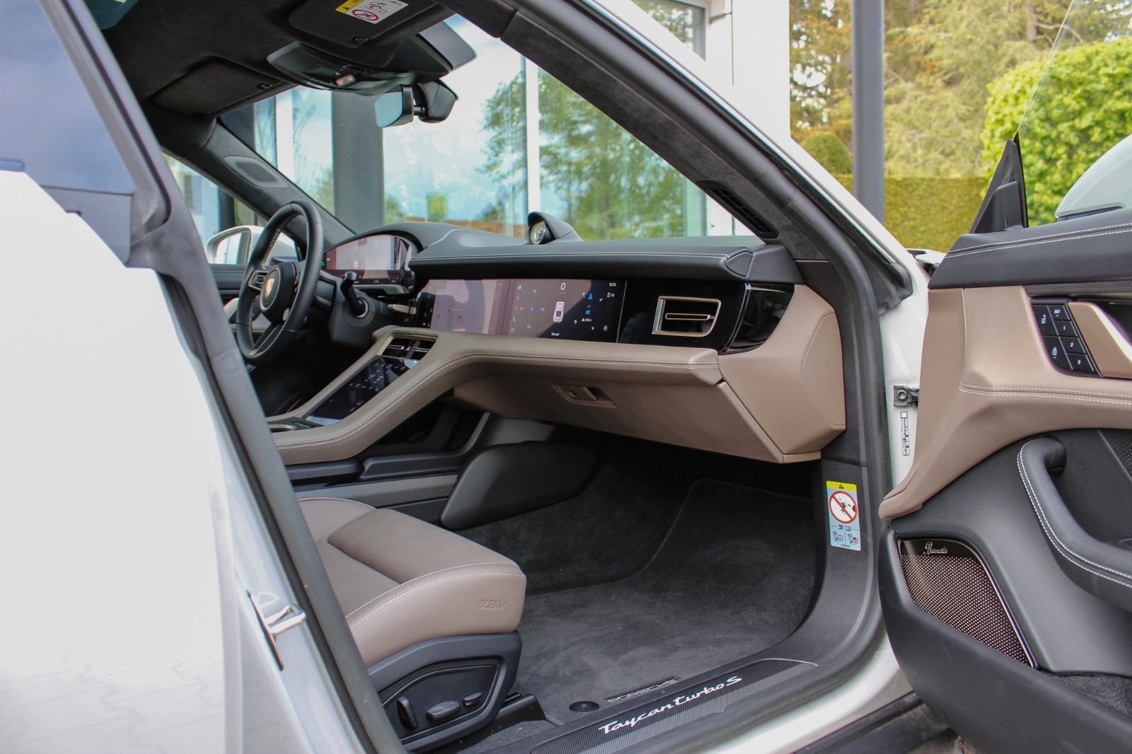Porsche Taycan Turbo S / ENTERTAINMENT / BEIFAHRER DISP.