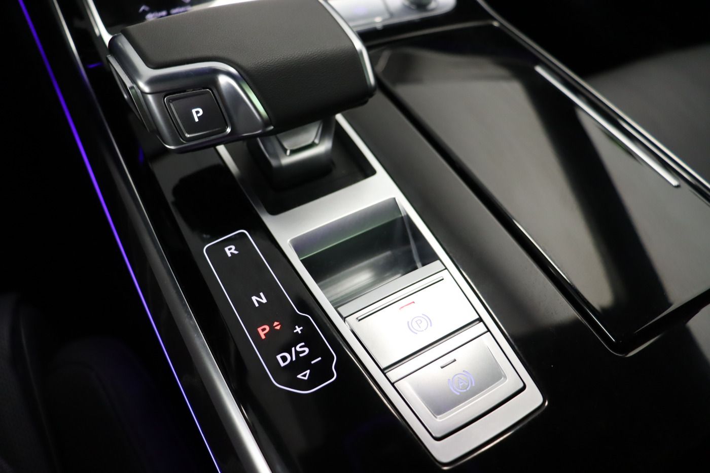Audi A8 lang 60 TFSI e quattro S line - Samsaru's Car Outlet