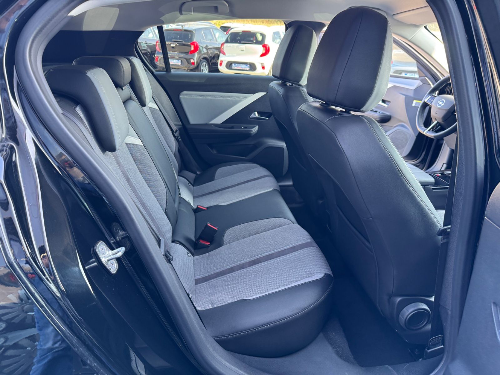 Opel Astra L Lim. 1.2 AUTOMATIK Elegance - Samsaru's Car Outlet