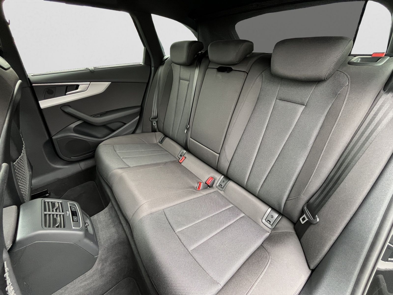 Audi A4 Avant 40 TDI quattro advanced - Samsaru's Car Outlet