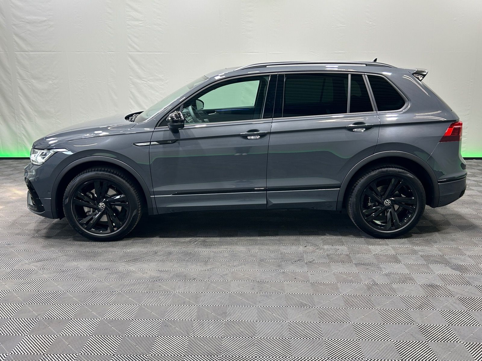 Volkswagen Tiguan R-Line 2.0 TSI DSG 4M - Samsaru's Car Outlet