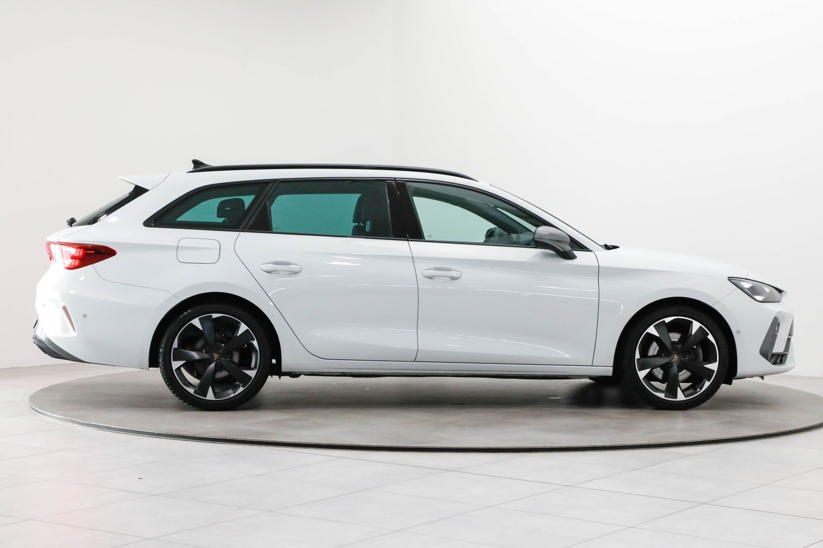 Seat Leon ST 2.0 TDI DSG AHK Kamera Navi ACC Keyless