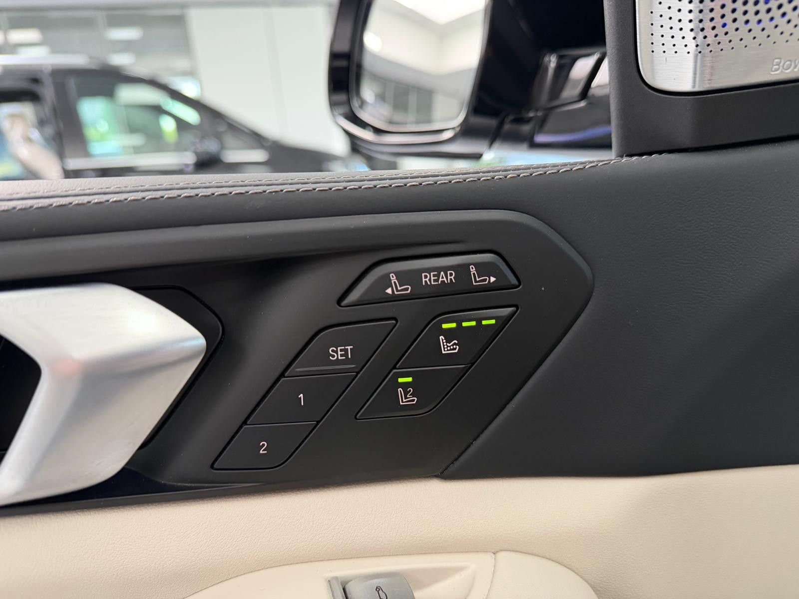 BMW X7 M60 i*PANO-SKY*B&W*HUD*KRISTALL*6-SITZ*360°