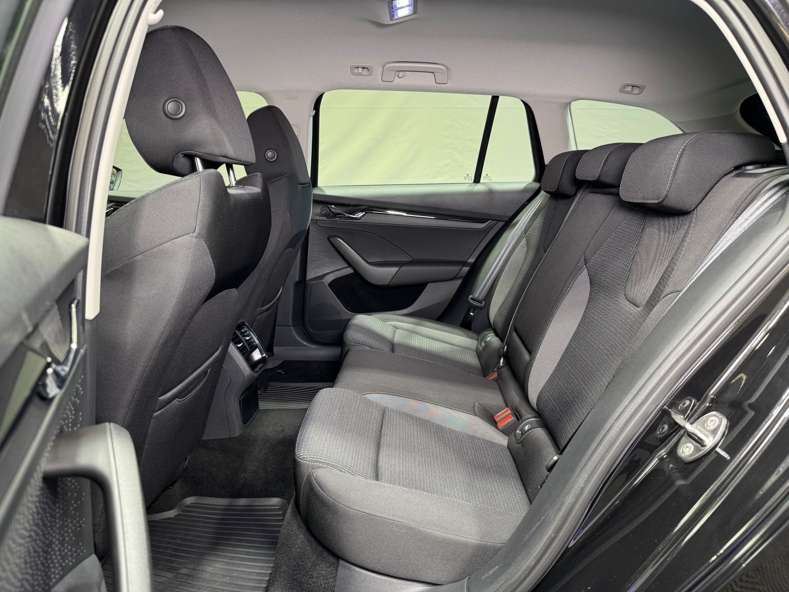 Skoda Octavia Combi 2.0 TDI Ambition - Samsaru's Car Outlet