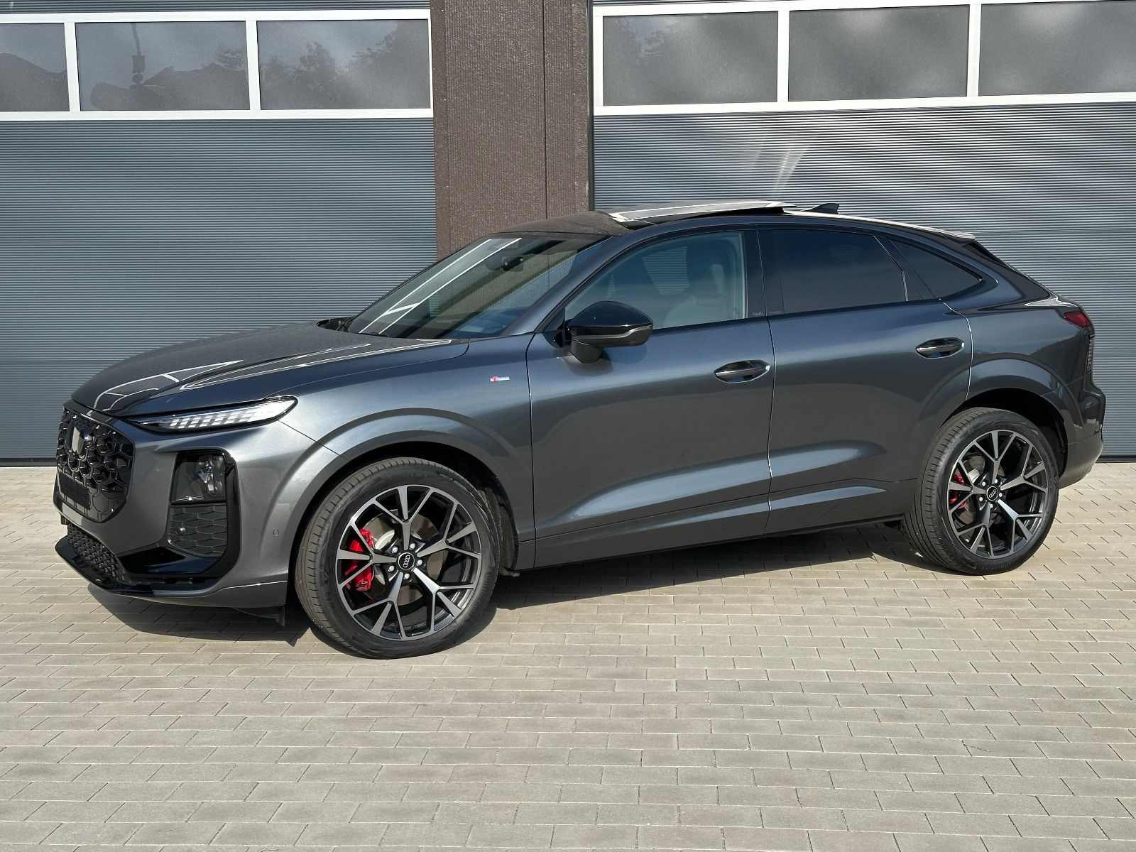 Audi Q3 Sportback TFSI quattro S line PANO LEDER AHK