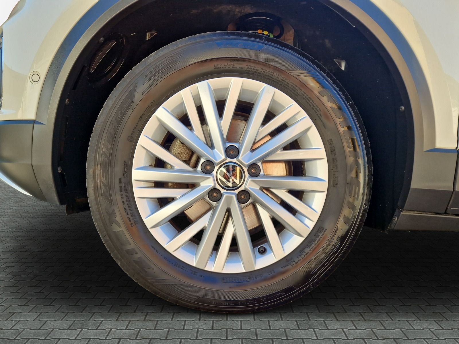 Volkswagen T-Roc Life - Samsaru's Car Outlet