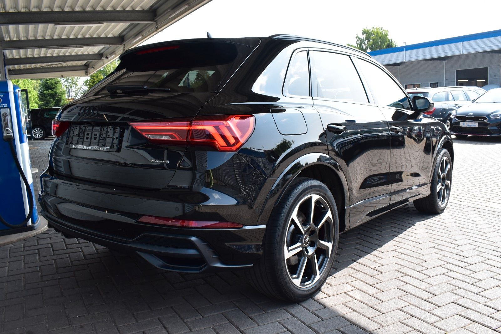 Audi Q3 40 TFSI quattro S line - Samsaru's Car Outlet
