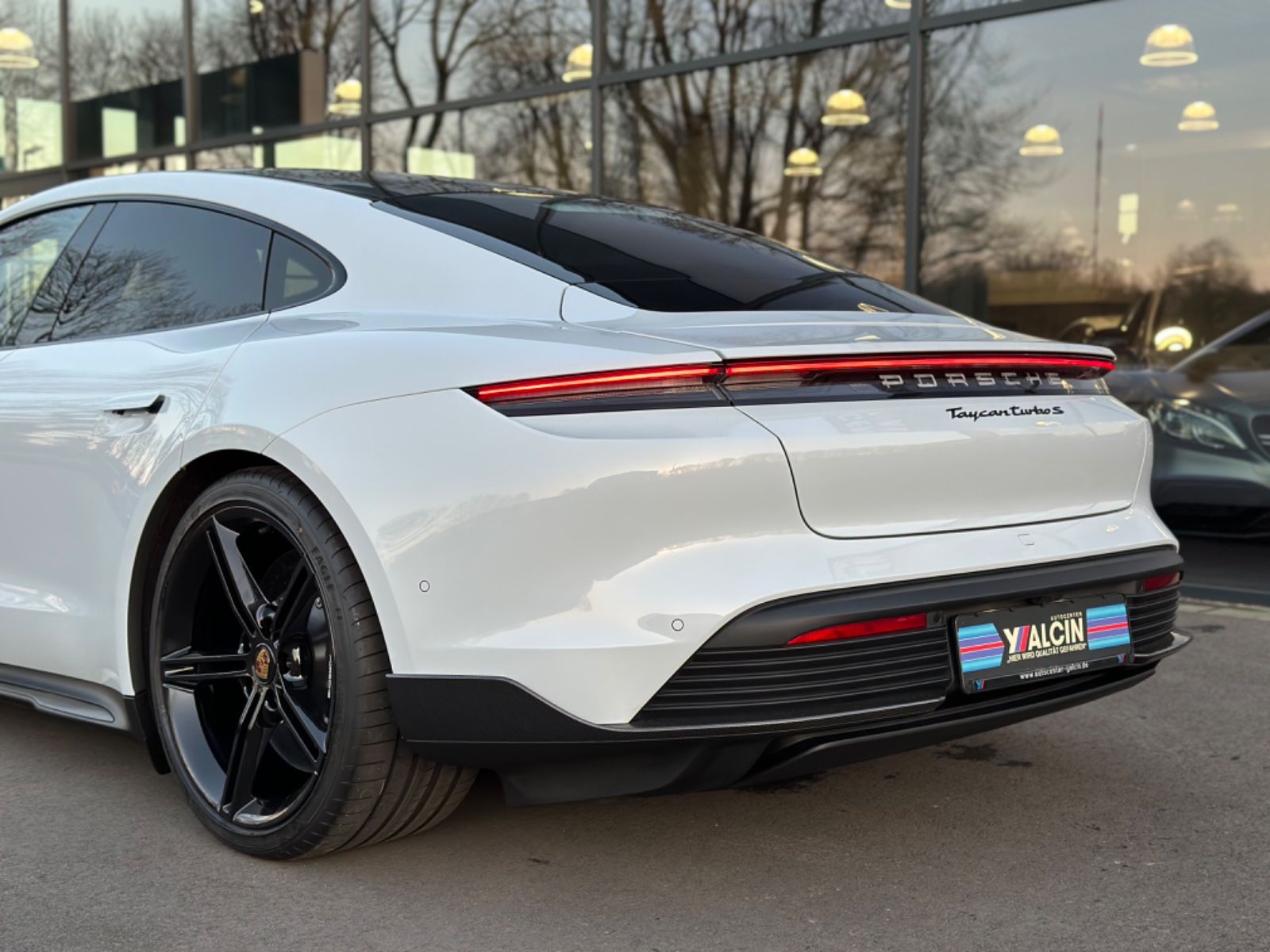 Porsche Taycan Turbo S SportDesign Paket CARBON/NEUWERTI
