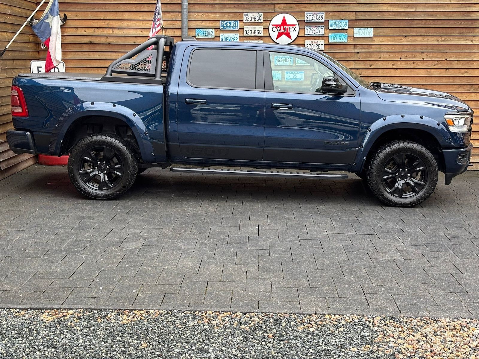 Dodge RAM 1500 Laramie 5,7L 4x4 AHK 12´´ LPG Bügel