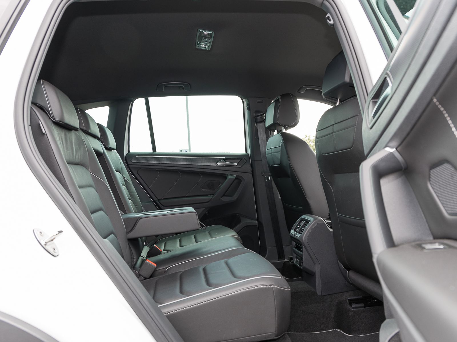 Volkswagen Tiguan 1.4 TSI eHybrid R-Line - Samsaru's Car Outlet