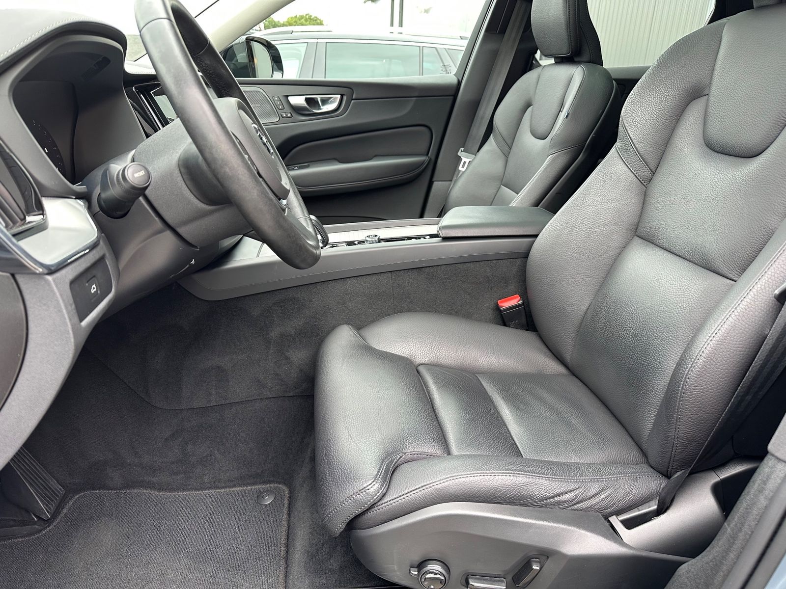 Volvo XC60 B5 AWD Ultimate Dark NAV+LED+PANO+AHK+STHZ