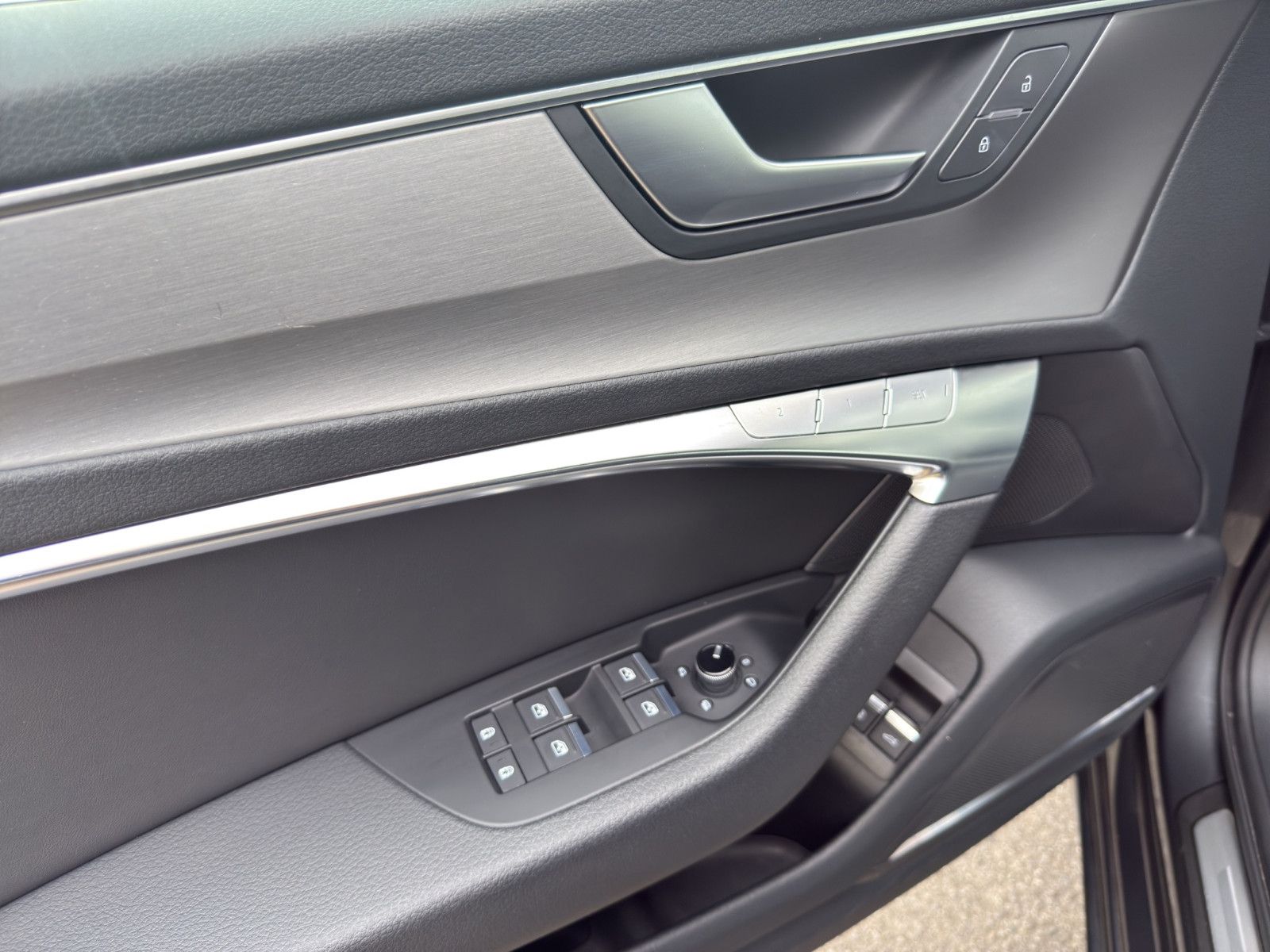 Audi A6 Avant 55 TFSI e quattro S-LINE - Samsaru's Car Outlet