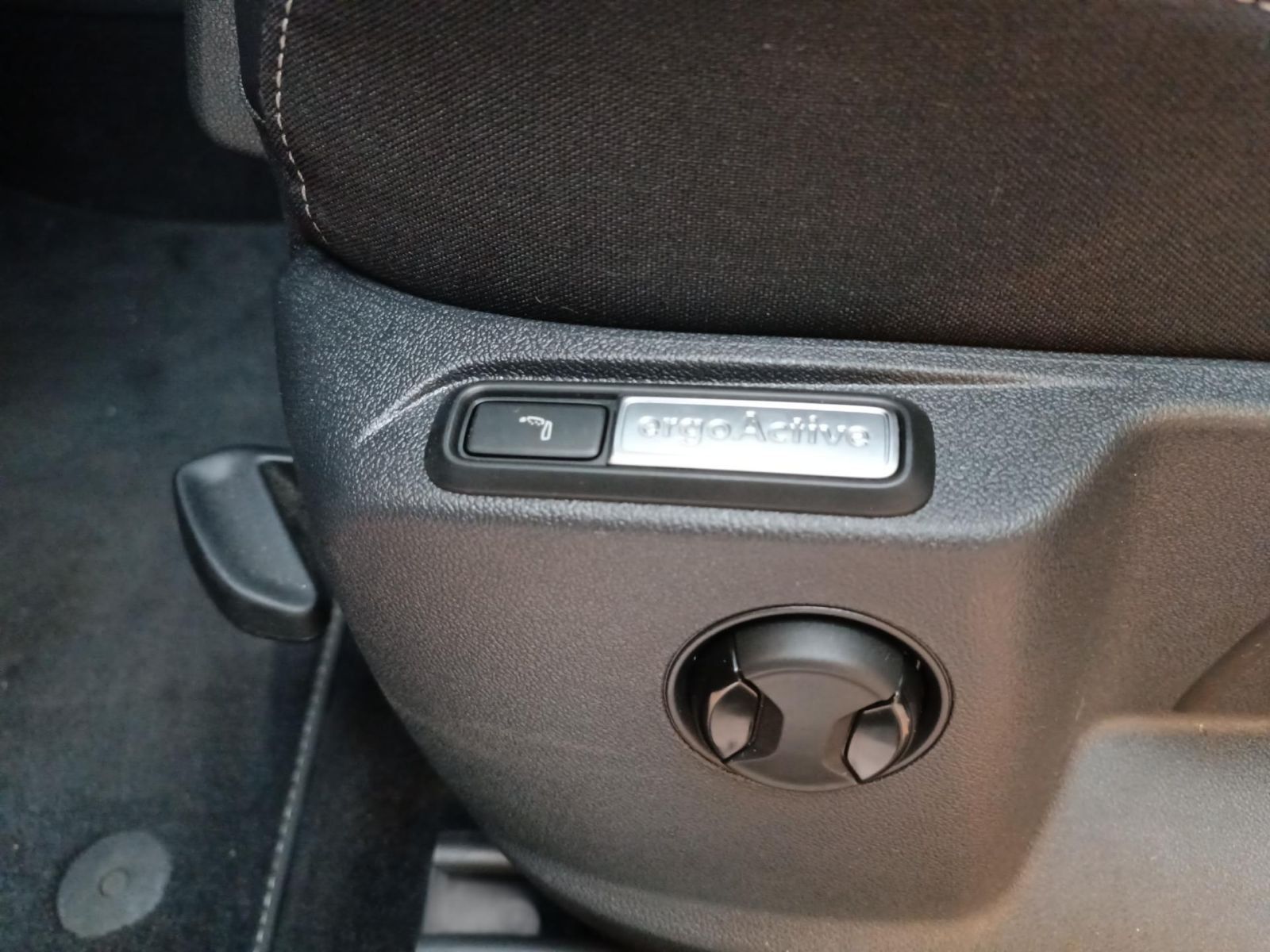 Volkswagen T-Roc 1.5 TSI R-Line - Samsaru's Car Outlet