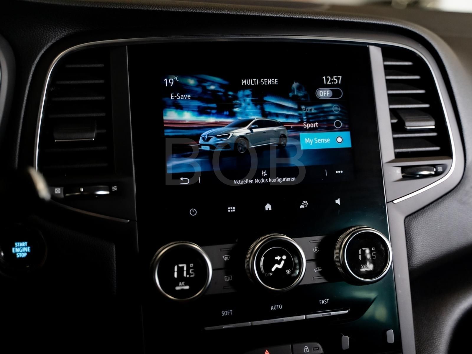 Renault Megane Grandtour ZEN E-TECH Plug-in - Samsaru's Car Outlet
