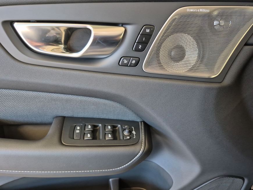 Volvo XC60 T8 AWD Plug-in Hybrid Ultra Black Edition - Samsaru's Car Outlet
