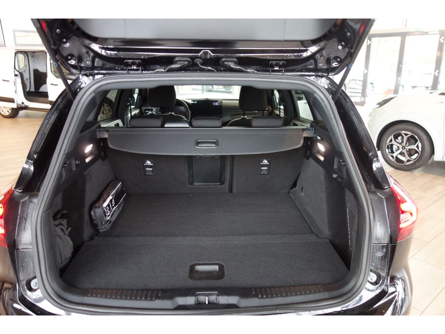 Ford Focus Turnier ST-Line X MHEV AHK PANO ACC SHZ BO