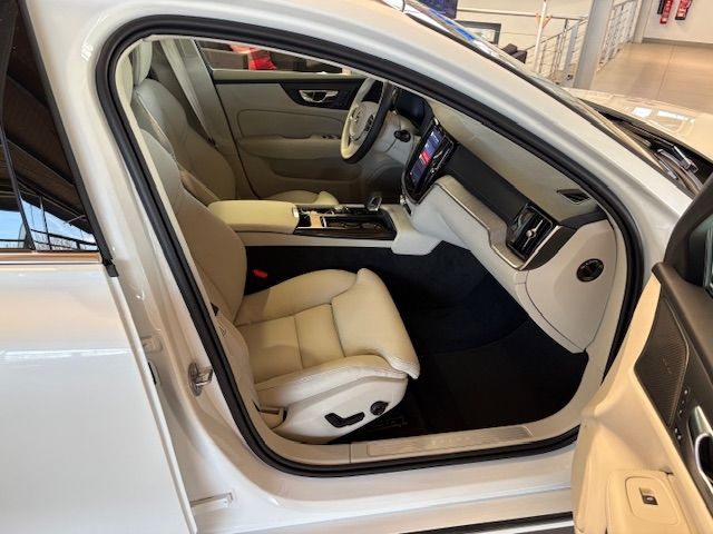 Volvo V60 Ultra Bright Recharge Plug-In Hybrid AWD T8