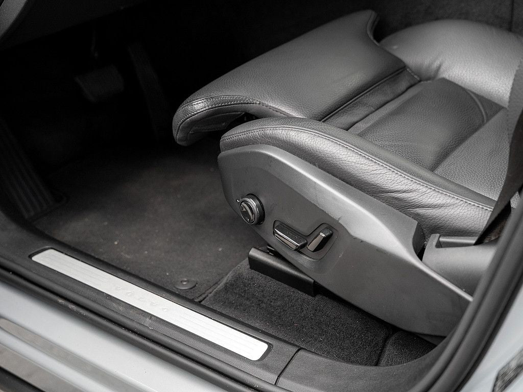Volvo XC60 B4 Plus Dark LEDER H/K