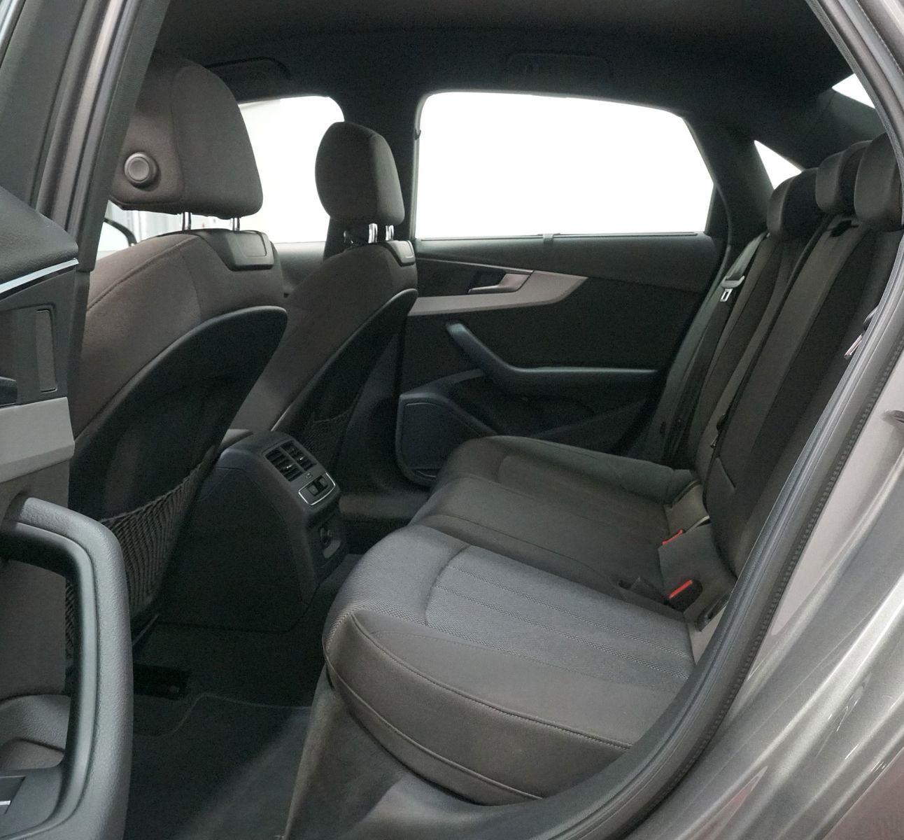 Audi A4 Lim. 40 TFSI S line - Samsaru's Car Outlet