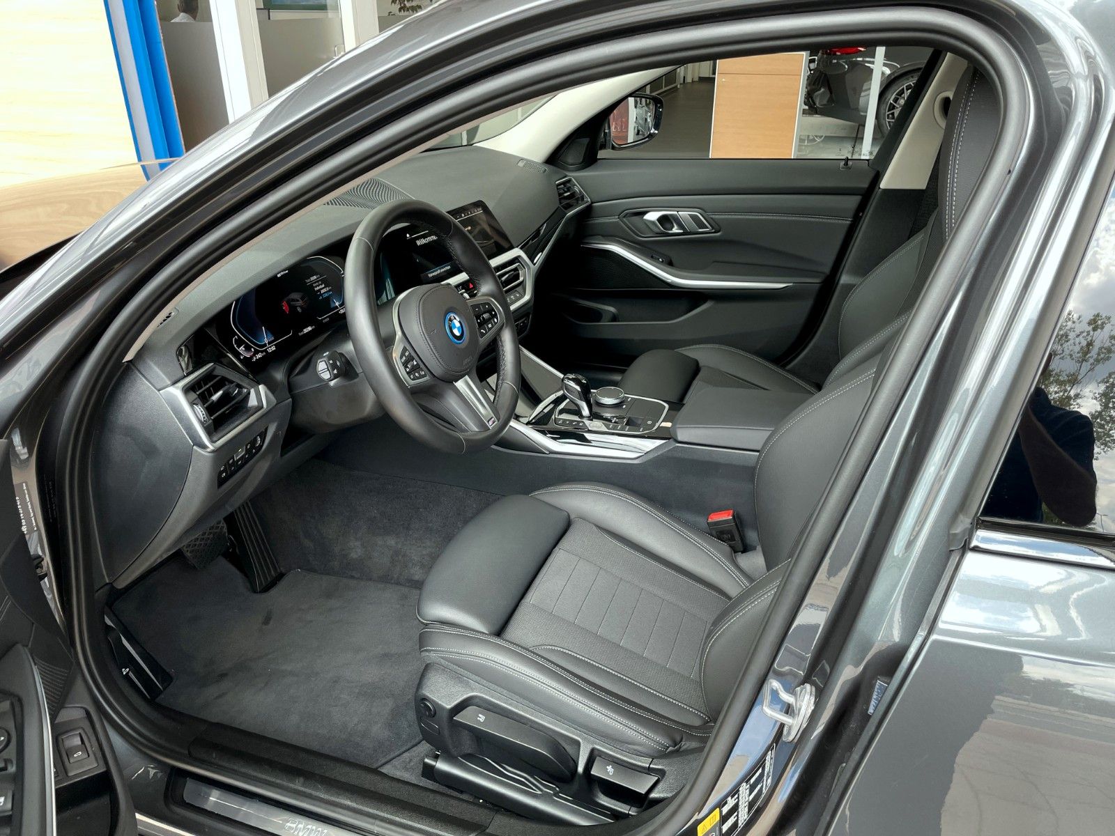 BMW 330e xDrive T. Sport Line - Samsaru's Car Outlet