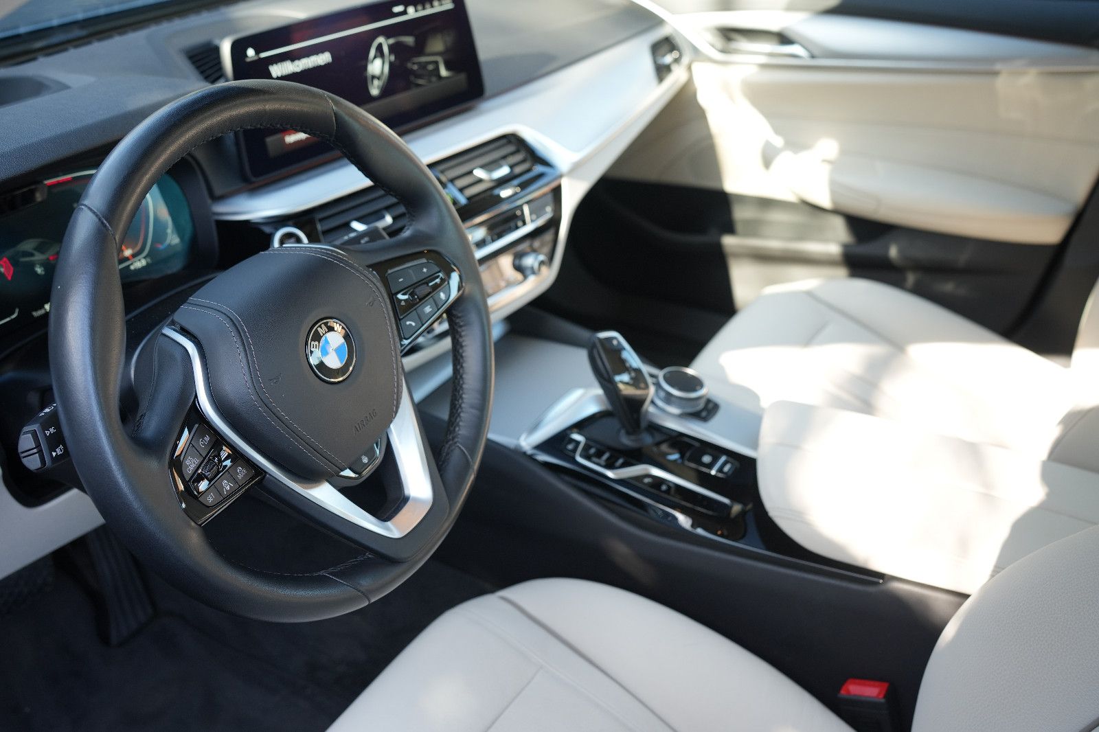 BMW 520d XDrive*LASER*HEADUP*ACC*DDC*ABL*STANDHZG*