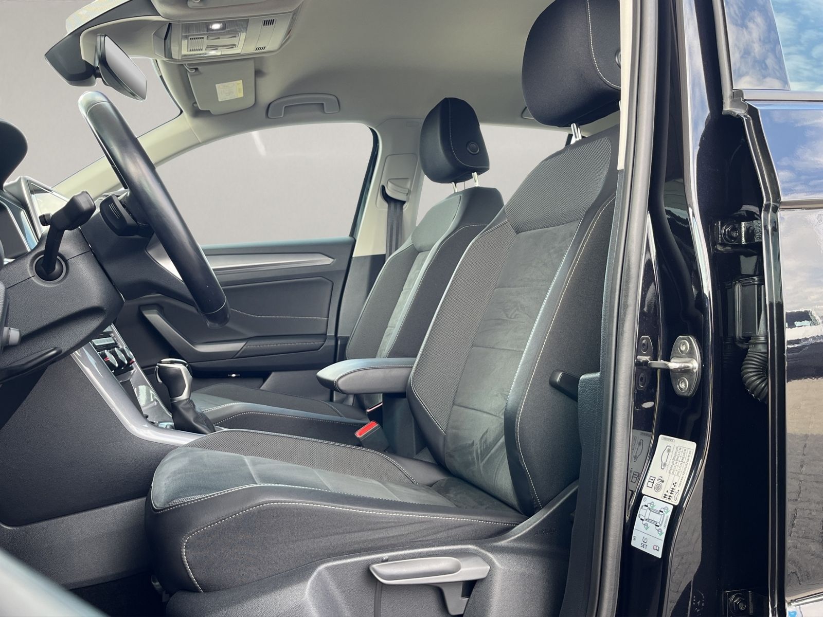 Volkswagen T-Roc 2.0 TDI Style - Samsaru's Car Outlet