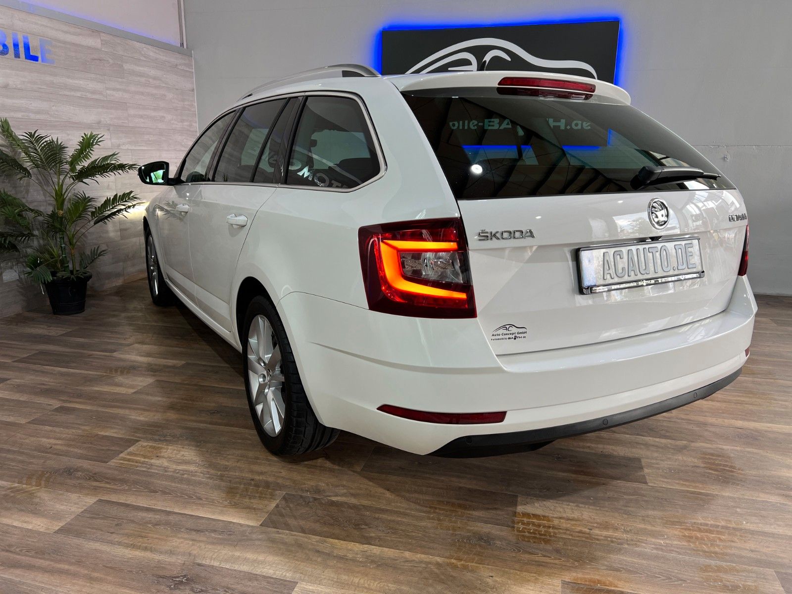 Skoda Octavia Combi Premium Edition - Samsaru's Car Outlet
