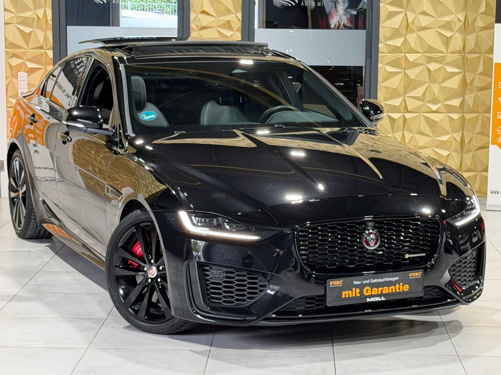 Jaguar XE R-Dynamic Black/PANO/360''KAM/MERIDIAN/LED