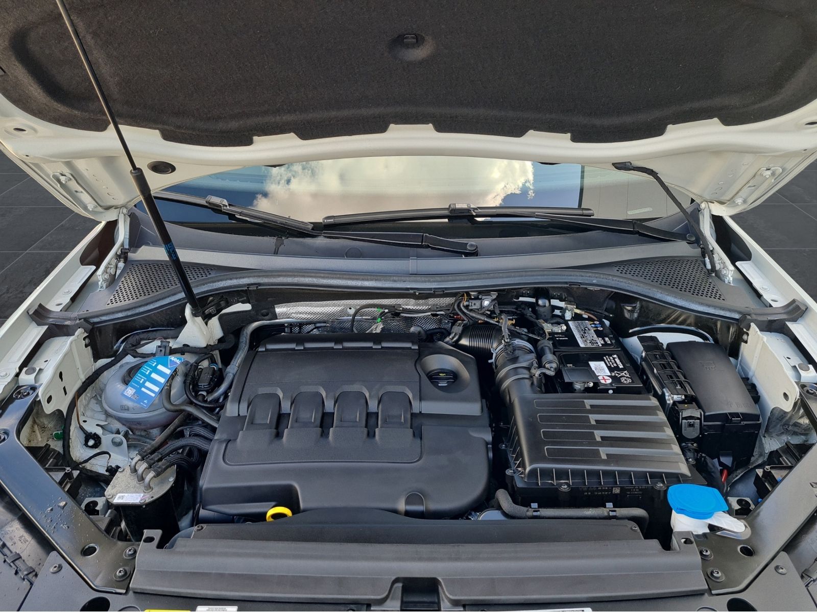 Volkswagen Tiguan 2.0 TDI DSG IQ.DRIVE - Samsaru's Car Outlet
