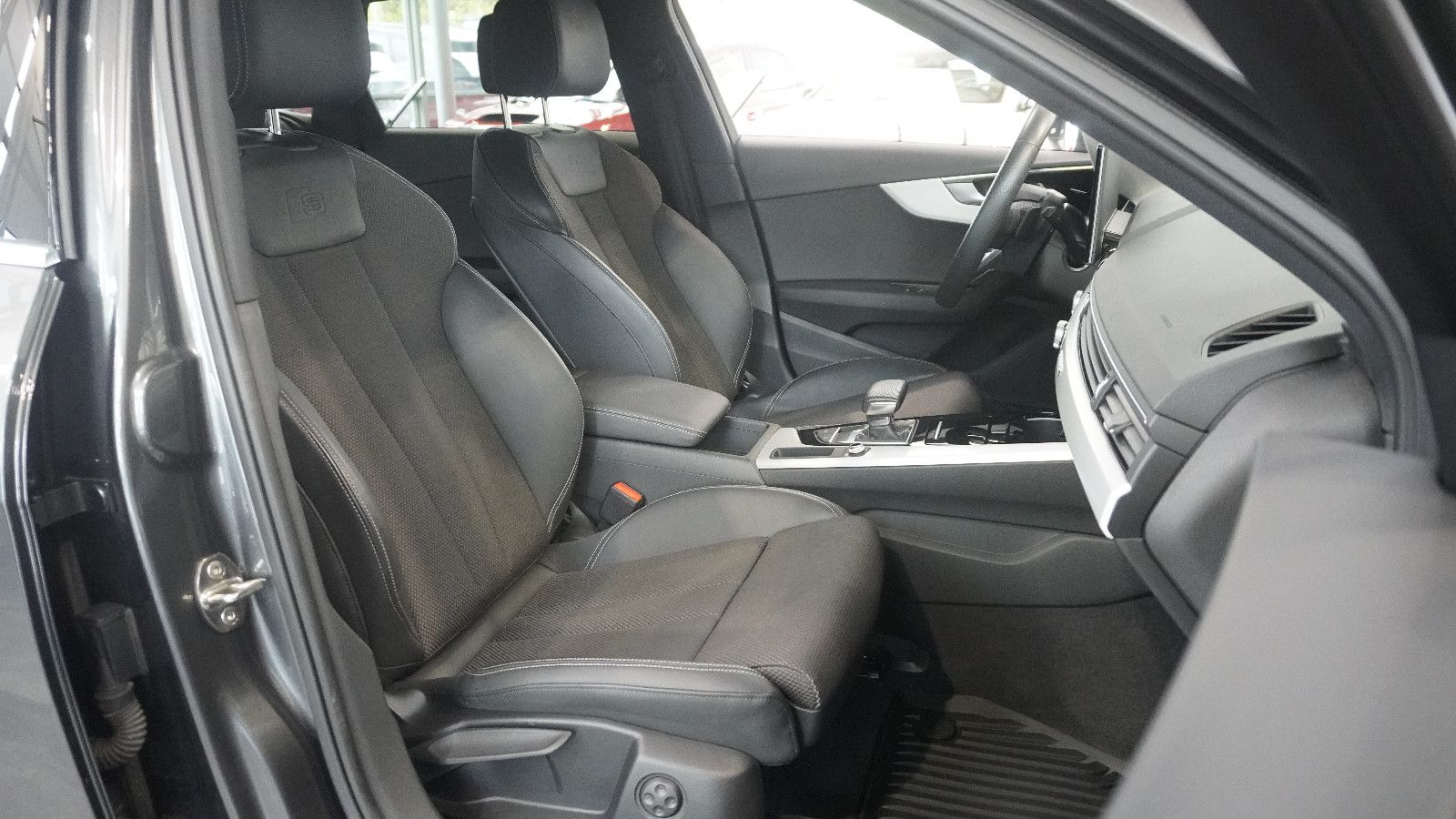 Audi A4 Avant 40 TFSI quattro S line - Samsaru's Car Outlet