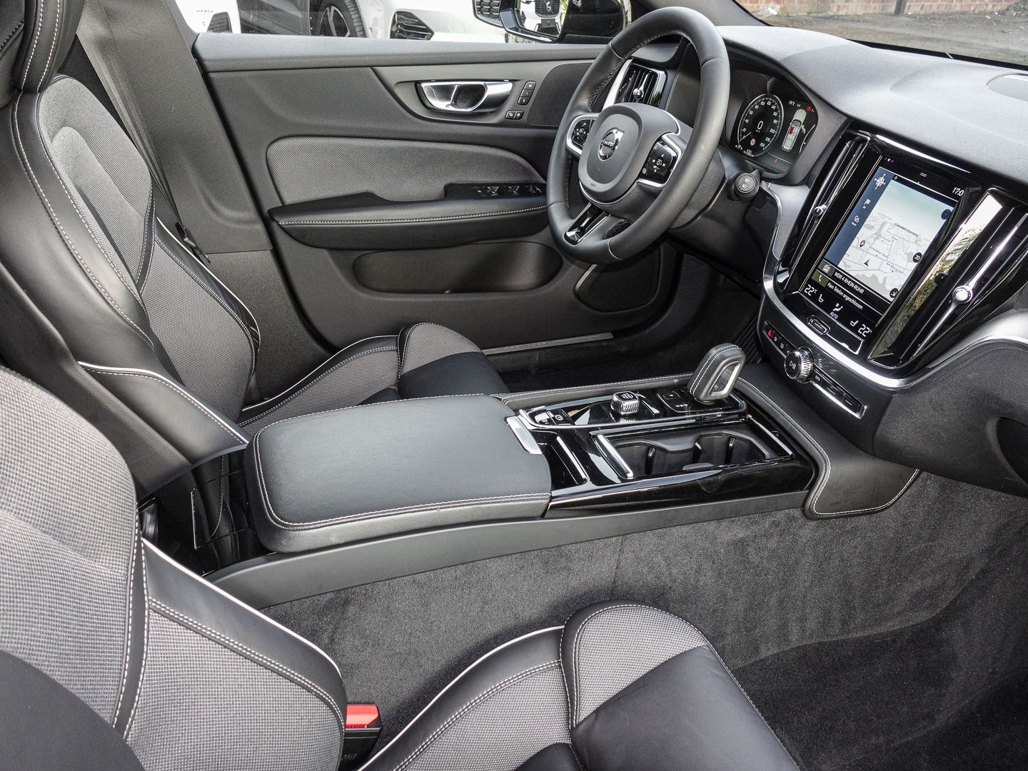 Volvo V60 R Design Recharge Plug-In Hybrid AWD AHK Nav