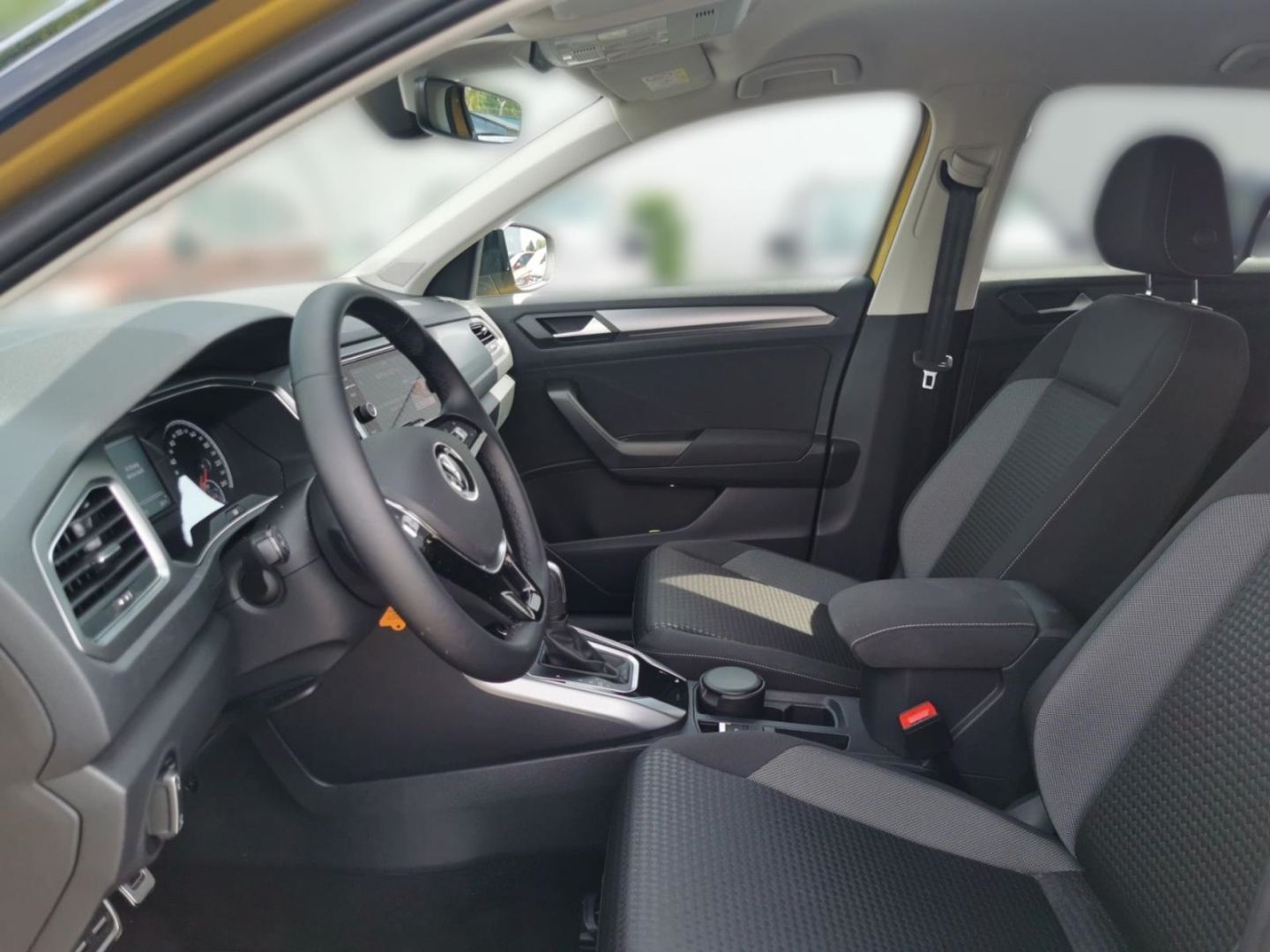 Volkswagen T-Roc Active 1.5 TSI DSG - Samsaru's Car Outlet