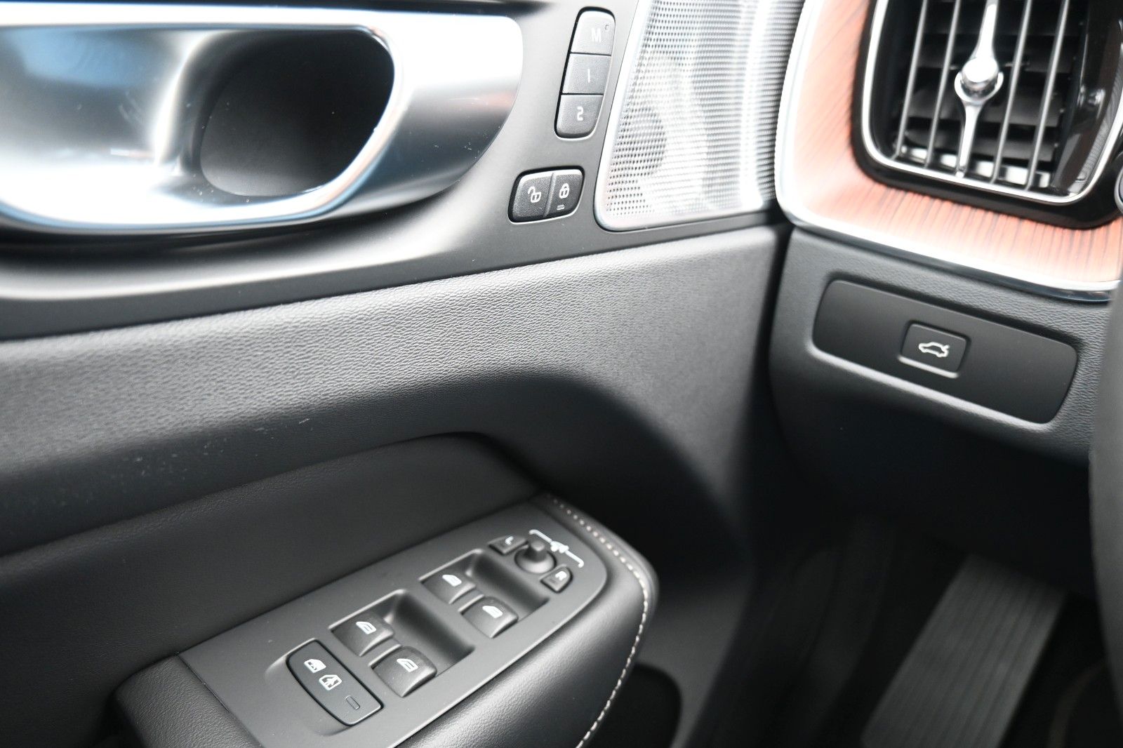 Volvo XC60 T8 RC AWD Ultra Dark*LUFT*360*ACC*AHK