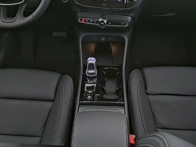 Volvo XC40 Plus Dark B4 20''LM Pano 360kam AHK Harman