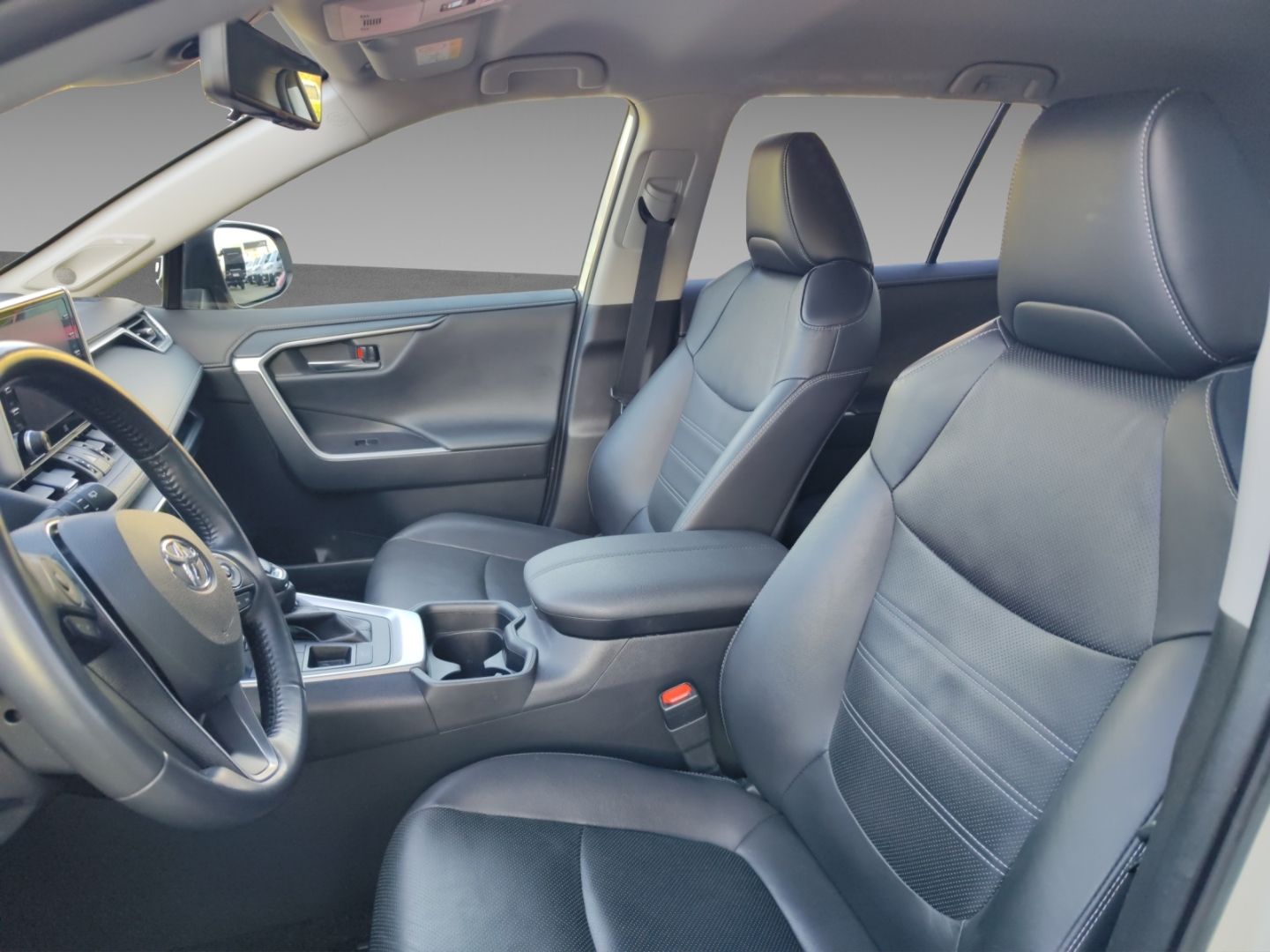 Toyota RAV 4 Hybrid Lounge - Samsaru's Car Outlet