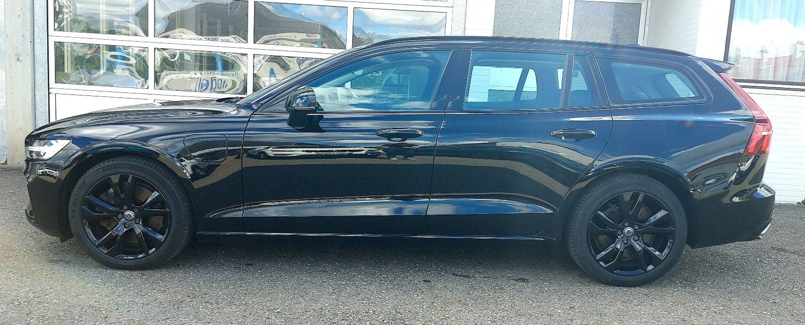 Volvo V60 T6 R-Design Expression Plug-In Hybrid AWD