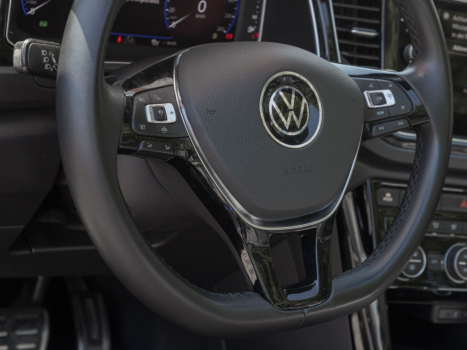 Volkswagen T-Roc 1.5 TSI DSG R-LINE EDITION - Samsaru's Car Outlet