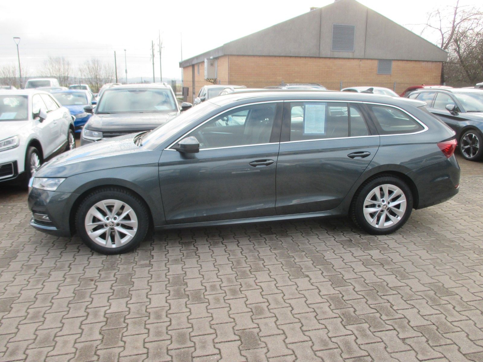 Skoda Octavia Combi 1.5 TSI STYLE - Samsaru's Car Outlet