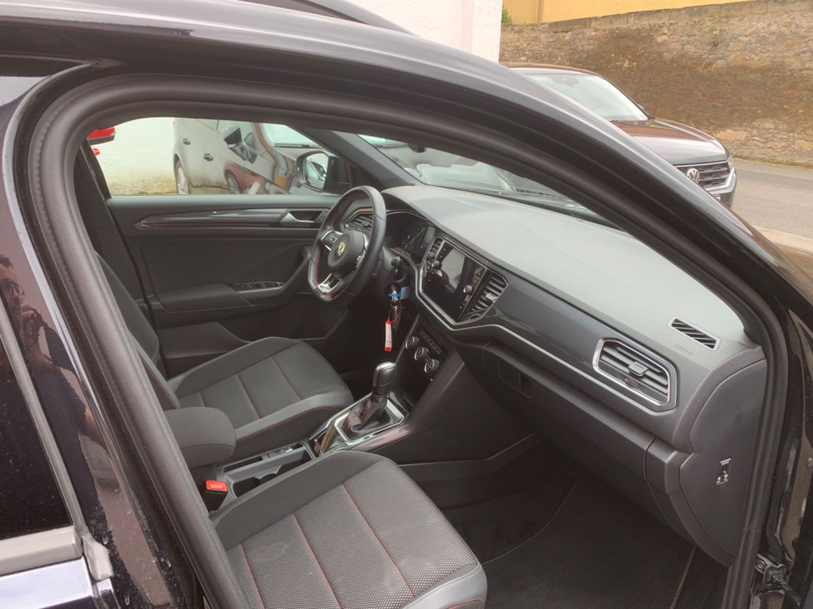 Volkswagen T-Roc Sport DSG - Samsaru's Car Outlet