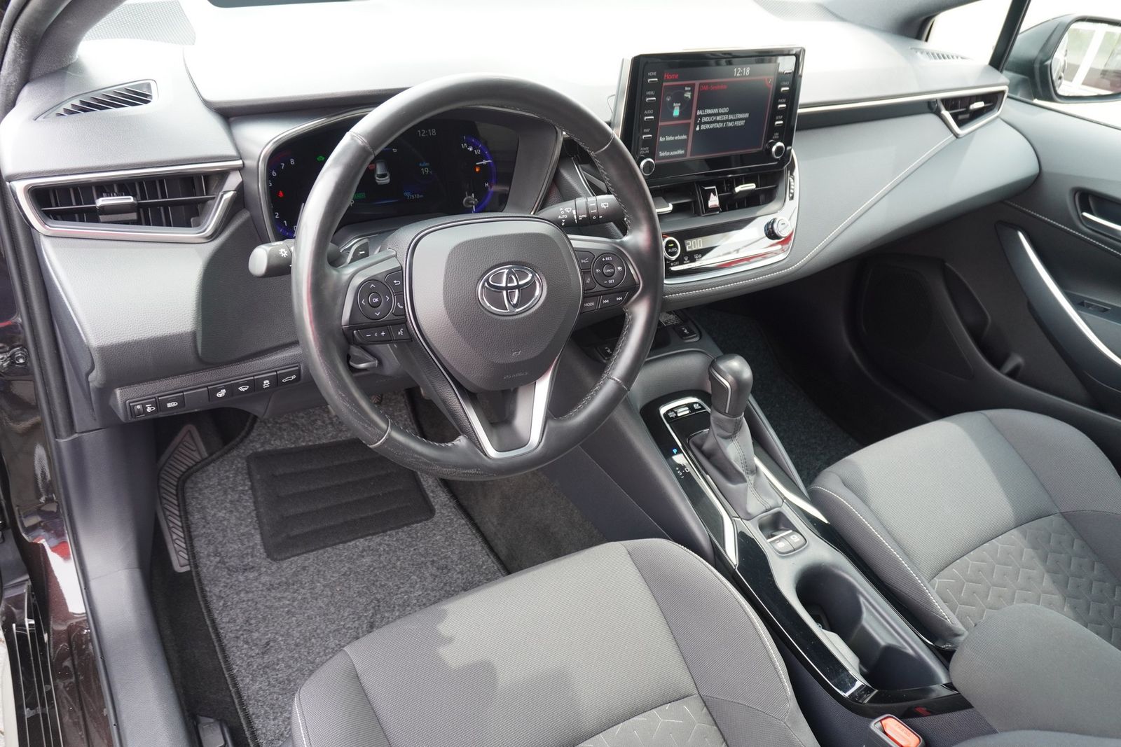 Toyota Corolla 2.0 Hybrid Lounge - Samsaru's Car Outlet