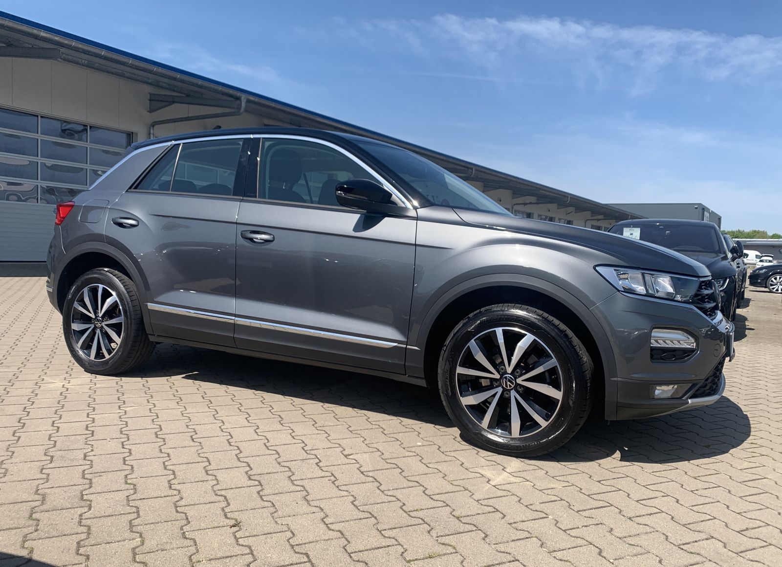 Volkswagen T-Roc 2.0 TDI Style - Samsaru's Car Outlet