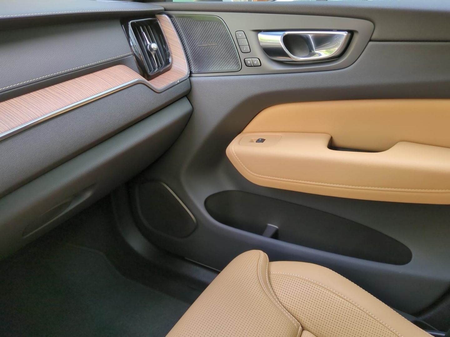 Volvo XC60 B6 AWD Inscription *Luft*SH*Pano*Nappa*