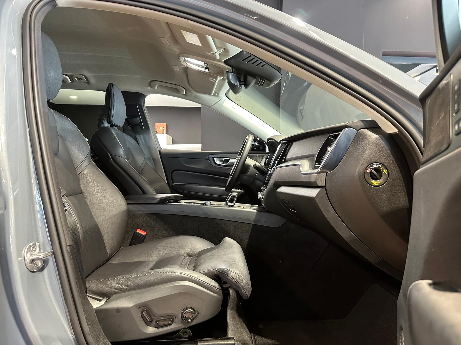 Volvo XC60 B4D AWD PLUS DARK VLED ACC HK 4xSHZ DRIV-AS
