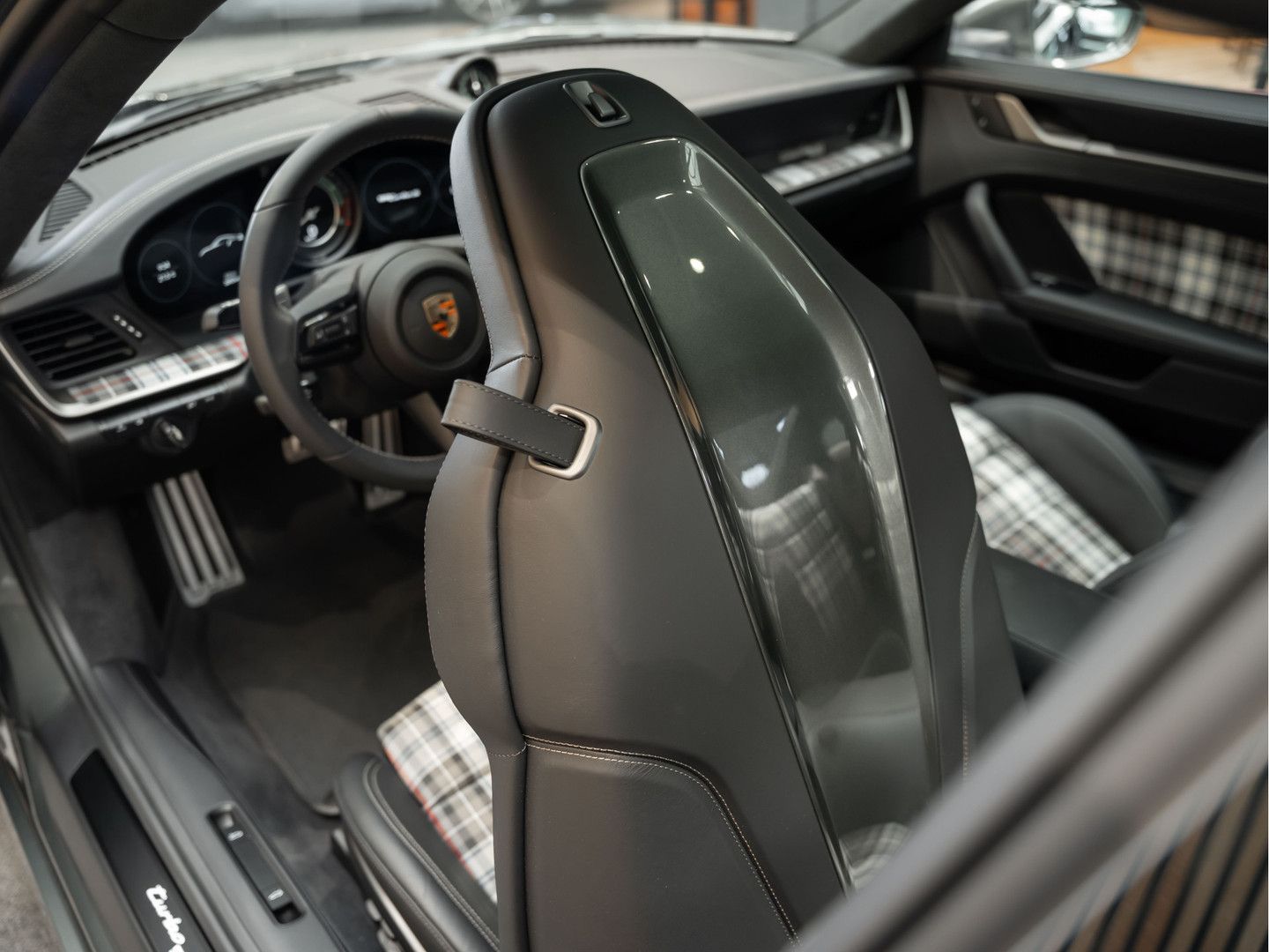 Porsche 992 992 Turbo 50 Years 1/1974 Burmester Leder 91
