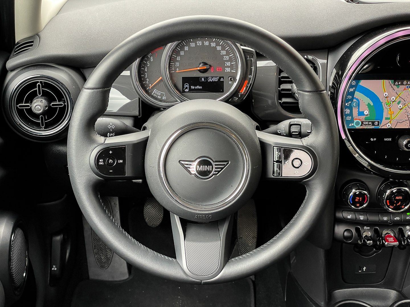 MINI Cooper Essential Trim 5-Türer - Samsaru's Car Outlet