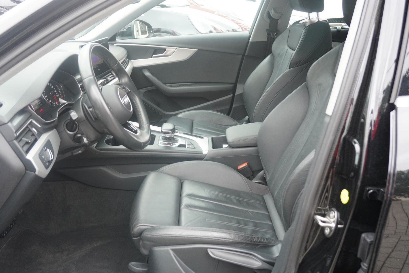 Audi A4 35 2.0 TFSI Avant S-line - Samsaru's Car Outlet