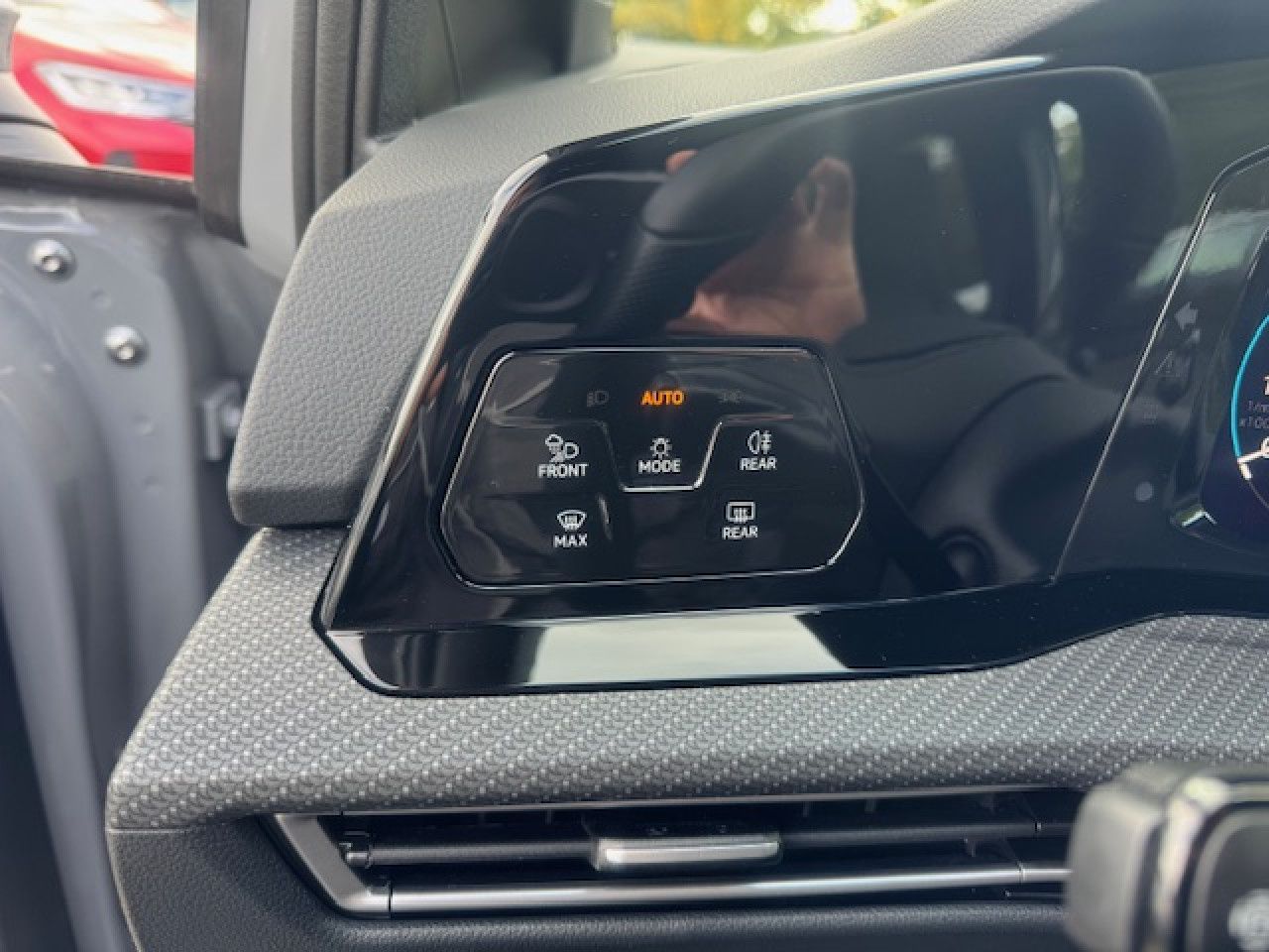 Volkswagen Golf VIII R-Line 1.5 eTSI DSG - Samsaru's Car Outlet