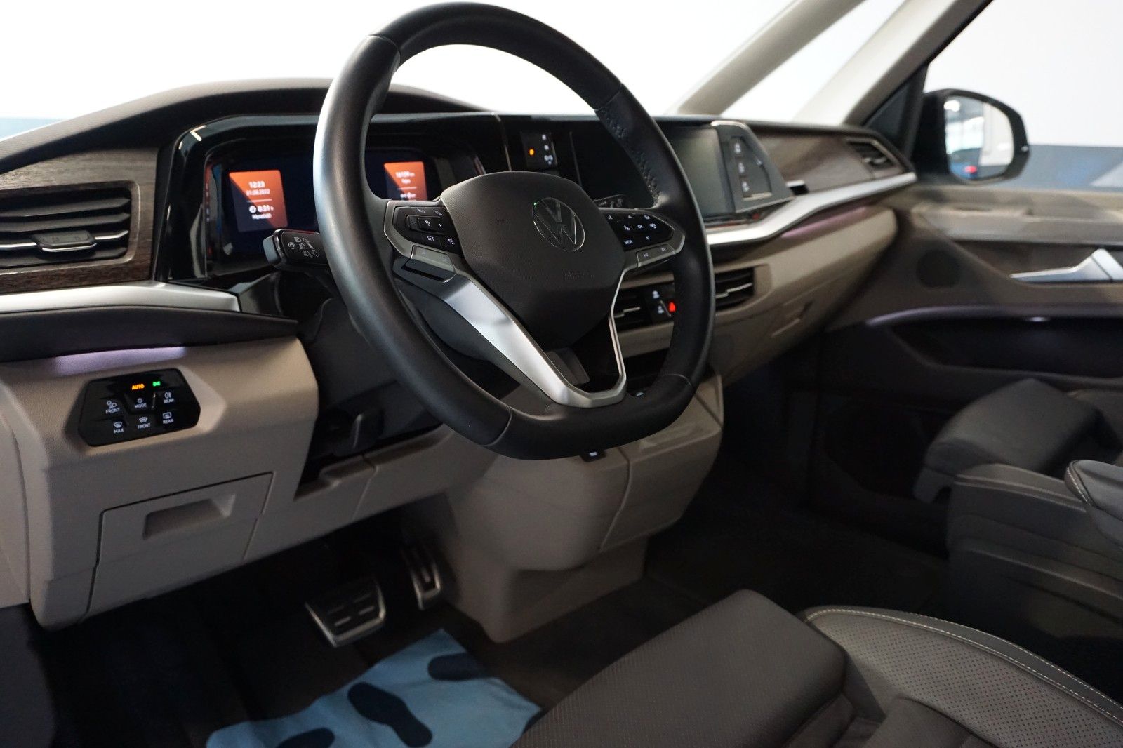 Volkswagen T7 Transporter Multivan eHybrid - Samsaru's Car Outlet