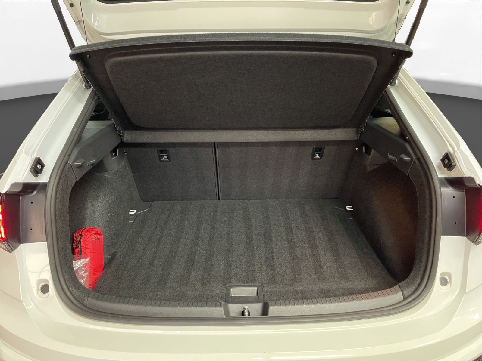 Volkswagen Taigo 1.5 TSI R-line Black - Samsaru's Car Outlet